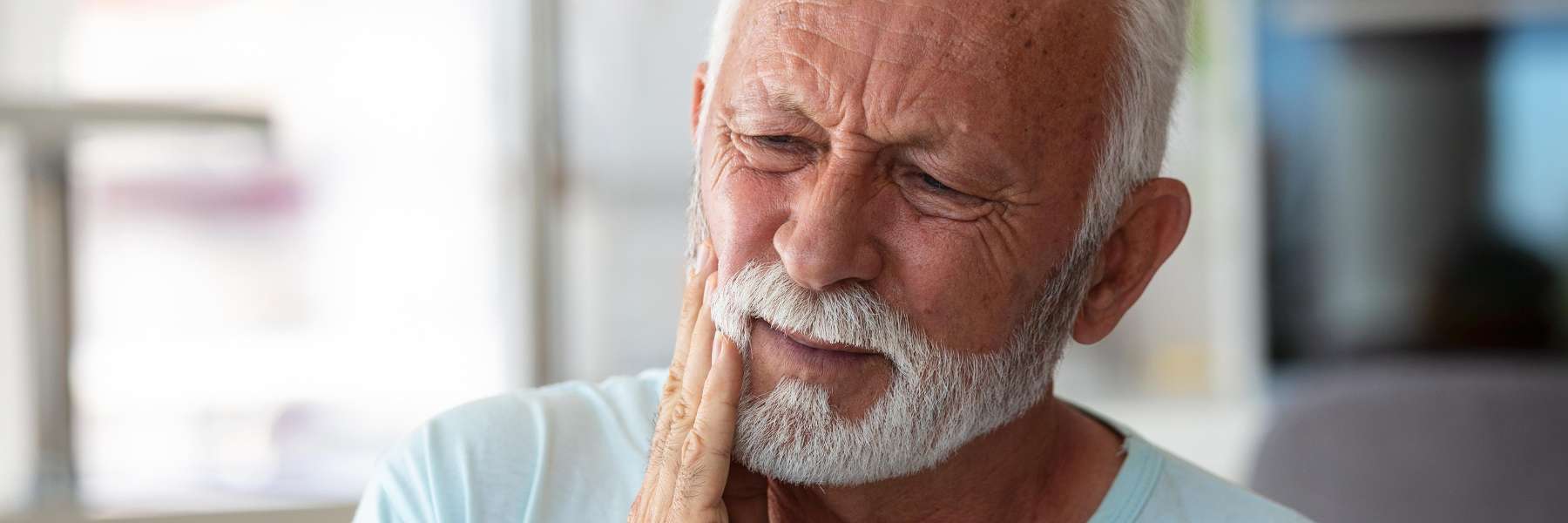 An elderly man with a dental emergency in Royal Oak, MI