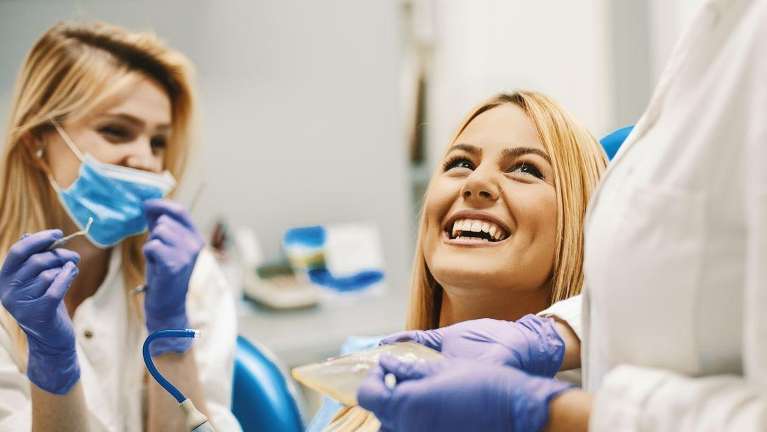 a female patient getting Dental Extractions in Royal Oak,MI